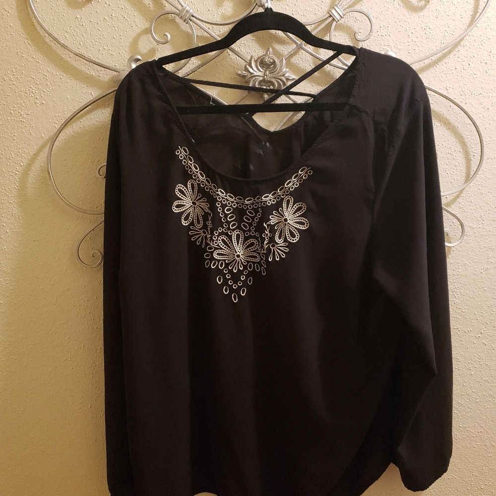 ❤️SOLD!❤️Beautiful scroll design blouse